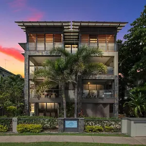 https://seapoint-on-trinity-beach-4879.queenslandhotels.net